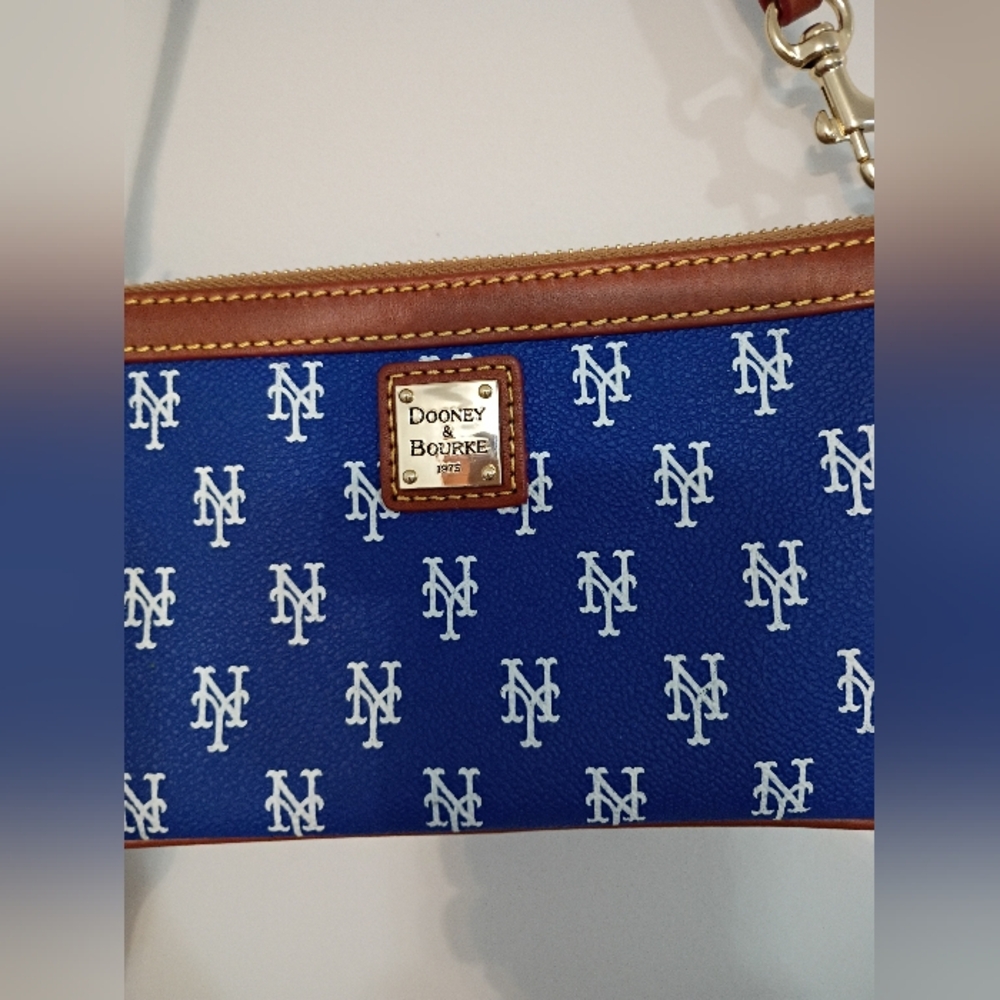 Dooney & Bourke and NY Mets, NWOT, Wristlet, Zipper Closure, Color Blue and Tan - Picture 2 of 10